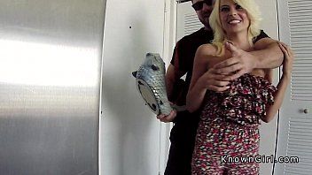 play La blonde super mignonne fait une fellation et son fond de teint est tiré du sloboz
