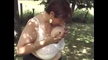 play Foda-se com uma avó se masturbando na floresta