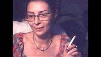 play Foder uma mulher madura mostra os seios dela enquanto faz um show ao vivo na net