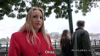 play Lesbiennes wrijven hun kutjes tegen de vulgaire blonde excihardcore xnxx