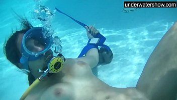 play Films xnxx l'attache dans l'eau où il la baise dans la chatte et lui donne la langue