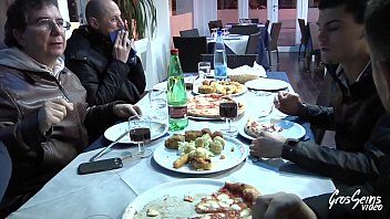 play Sex dur la o petrecere unde fac sex mai mult barbati si tarfa