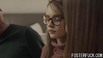 play La ragazza sposata è ossessionata dal pompino dove bacia il suo capo