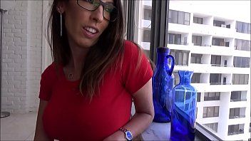play Mãe penetrou na casa que está sangrando por um estuprador
