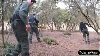 play Sommige soldaten vinden een poesje in het bos en neuken haar in een groep