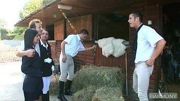 play Xxx con una estudiante tiene relaciones sexuales en establos con vacas con algunos campesinos que la follan anal