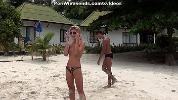 play Xxx anal w dżungli podczas gry w siatkówkę z kilkoma cipkami