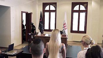 play Roman z szerokim kutasem penetruje swojego prawnika w gardło