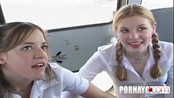 play Deux demoiselles excitantes aux petits seins démodés par le prof de sport