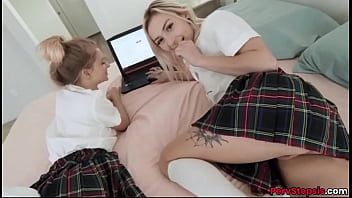 play يمارس الجنس مع اثنين من الطلاب مص قضيبه بعد عودتهما من المدرسة إلى المنزل