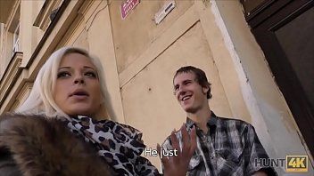 play Rubia tiene sexo por el ojete y el coño por euros