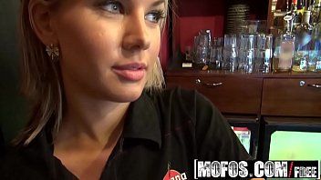 play Xxx in der Bar kostenlose Pornofilme Brünette macht xxx mit ihrem Ehemann und Liebhaber