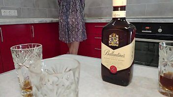 play Son visage consomme un peu d'alcool avant de faire du xxx sensuel avec lui
