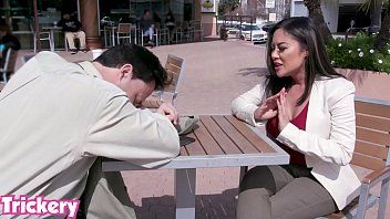 play Inganna le donne che hanno finito il college dando loro un lavoro ben pagato