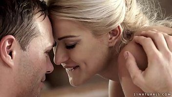 play Mox com perversões sensuais penetra na garganta de um adolescente