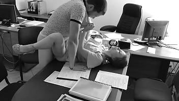 play Películas XXX con la estudiante de la oficina teniendo sexo con el jefe en la oficina