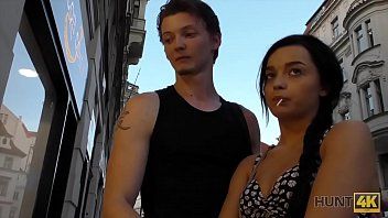 play No tiene de dónde sacar dinero y le mete el pene a su mujer