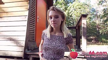 play La vieille femme allemande prend le pénis dans sa gorge et dans son trou avec amour