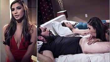 play يعض لسانه عندما يعتقد أنه سيمارس الجنس مع شريكين