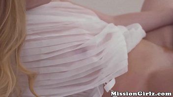 play Maagdelijke lesbiennes geven hun tong en spelen met de vibrator
