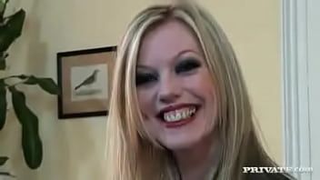 play Een zwarte man met zijn penis over het gezicht van een rijpe blonde met siliconencoating die zich extreem geil voelt