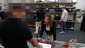 play Het is erg geil als deze blonde milf op de bar danst en xxx in haar kont doet