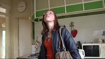 play Il décide de lui offrir sa jeune chatte