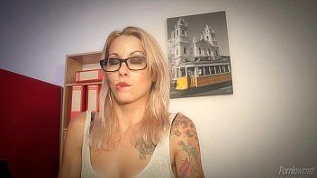 play Der Lehrer mit Brille zeigt den Jungen, wie eine echte Frau Sex hat