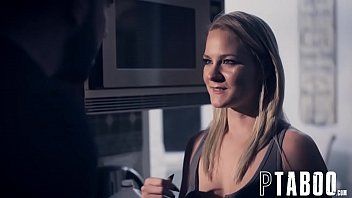play Meisje met grote borsten die xxx wil doen met haar geliefde voordat ze gaat douchen