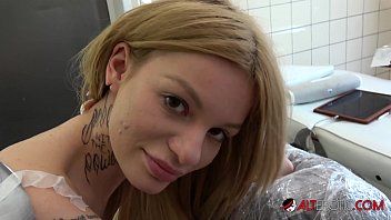 play Blondine in nackter Muschi auf den Hintern tätowiert und masturbiert