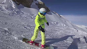 play Teenager auf dem Berg, der einen Blowjob in der Natur xxx im Schnee macht