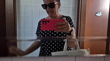 play Xxx in het toilet met een dikke vette