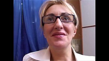 play Así es como se ve el coño de una mujer madura súper buena en la cama xxx xxx