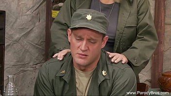 play La blonde a des relations sexuelles avec le général de l'armée à ses ordres