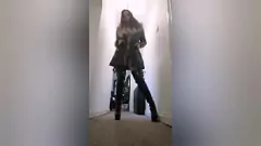 play Une brune dominante en bottes en PVC a un orgasme intense avec un jouet sexuel