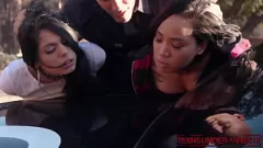 play Des adolescents menottés subissent un traitement brutal de la part d'un policier à grosse bite