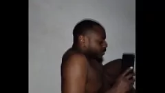 play Masturbação com piano eletrônico: Solo Dick cantando junto