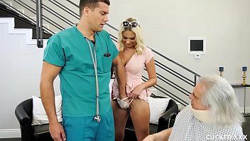 play Pornografia z Mikołajem woła lekarza, który pieprzy swoją nastoletnią dziwkę obok niego