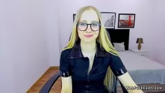 play Petite blonde avec des lunettes et de petits seins devient méchante sur la webcam