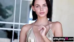 play Nena morena delgada Lilit Ariel expone sus pequeñas tetas y coño afeitado en solitario Striptease