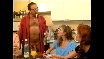 Um homem barbudo faz sexo com uma sobrinha romena