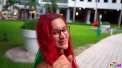 play Beste vrienden Santana Red en Mandi May hebben een wild trio met een clown na een episch Halloweenfeest