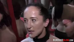 play Isabella neukt in een extreme blowbang met zware cumshots en gezichtsbehandelingen